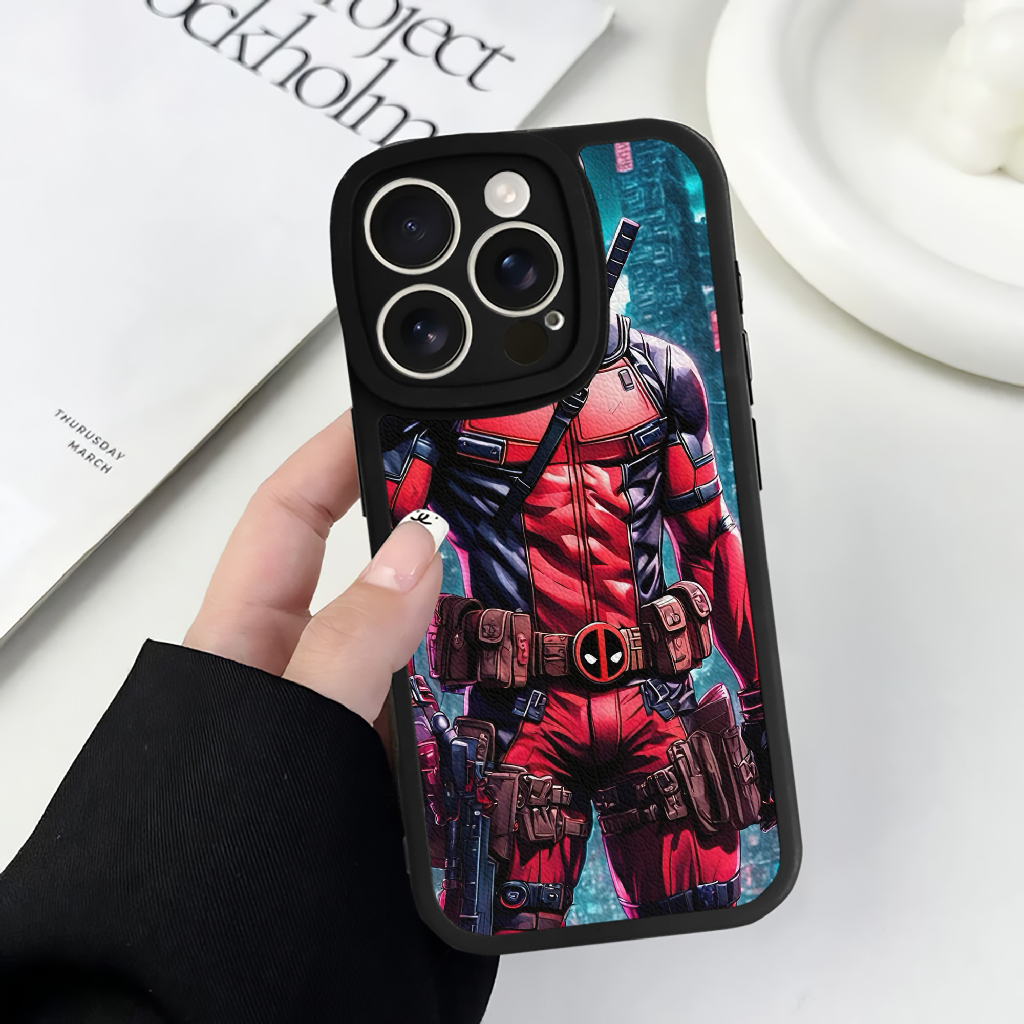 （画像用） Deadpool デッドプール 【iPhone 16シリーズ対応】シリコンスマホケース（レザー調） 材質：シリコン
